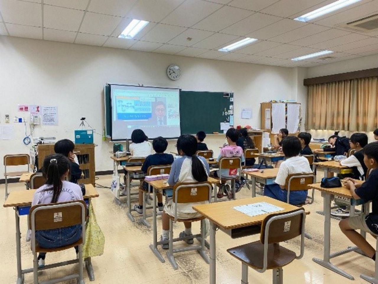Elementary students pay attention to the online presentation